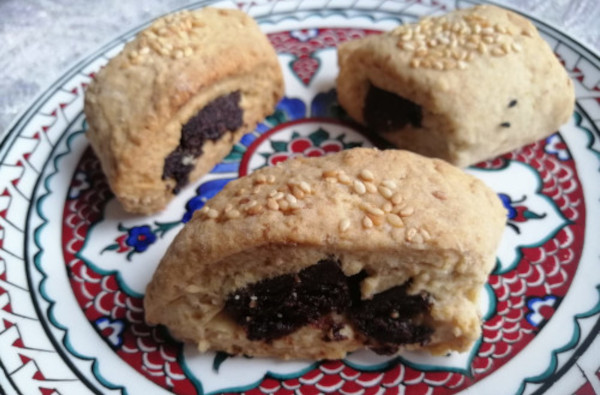 Sabi tamer Lebanese dessert made with dates and pastry